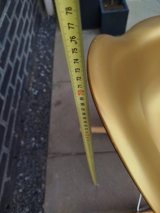 Image 1 of 1 sedia a dondolo dorata replica Eames