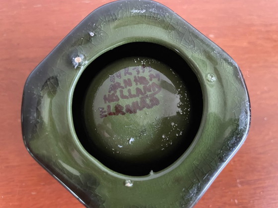 Image 1 of Arnhemsche Fayencefabriek - Zwei quadratische Kerzenständer aus glänzendem Steingut im Jugendstil