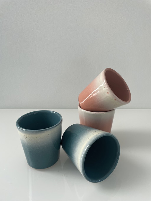 Set aus 4 rustikalen Bechern in Pastellrosa, Creme und Blau