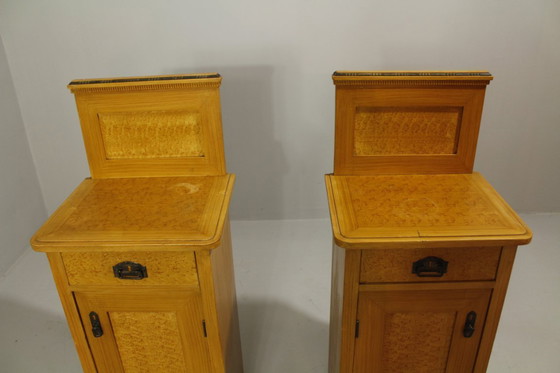 Image 1 of Mesitas de noche de arte popular bohemio, década de 1920, juego de 2