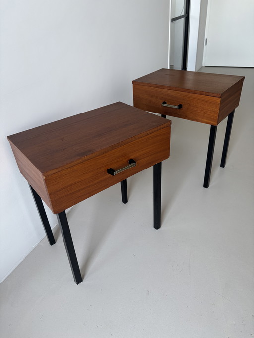 Juego de dos mesitas de noche vintage de teca