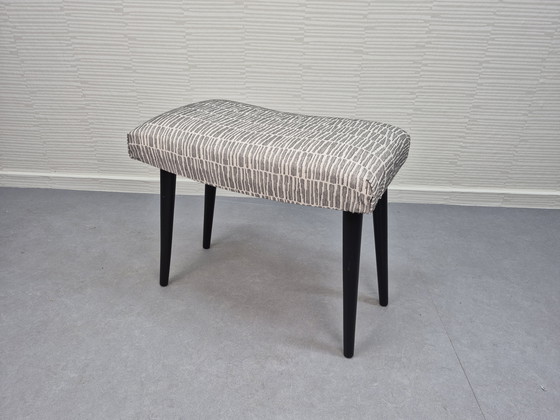 Image 1 of Vintage voetenbank/kruk zwarte poten. Nieuwe stoffering.