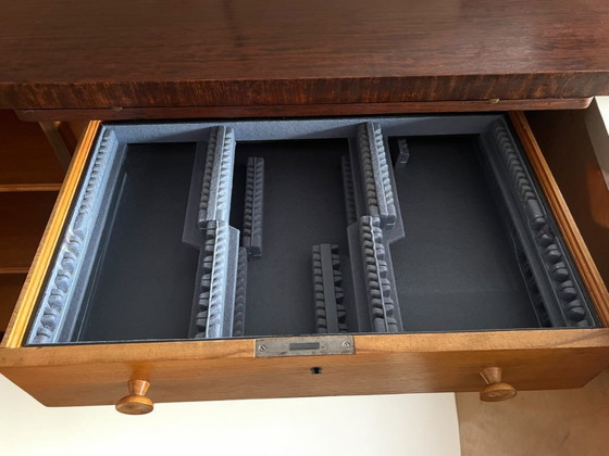 Image 1 of Seltenes Art Déco Sideboard der 30er Jahre – Mahagoni mit architektonischer Messingkrone & ausziehbarer Marmorplatte mit Label
