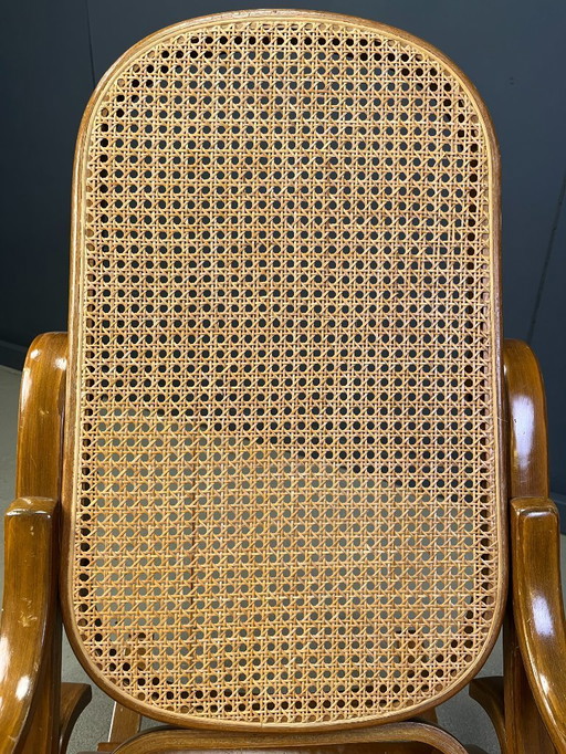 Sedia a dondolo vintage in legno curvato e fettuccia di canna, anni '60