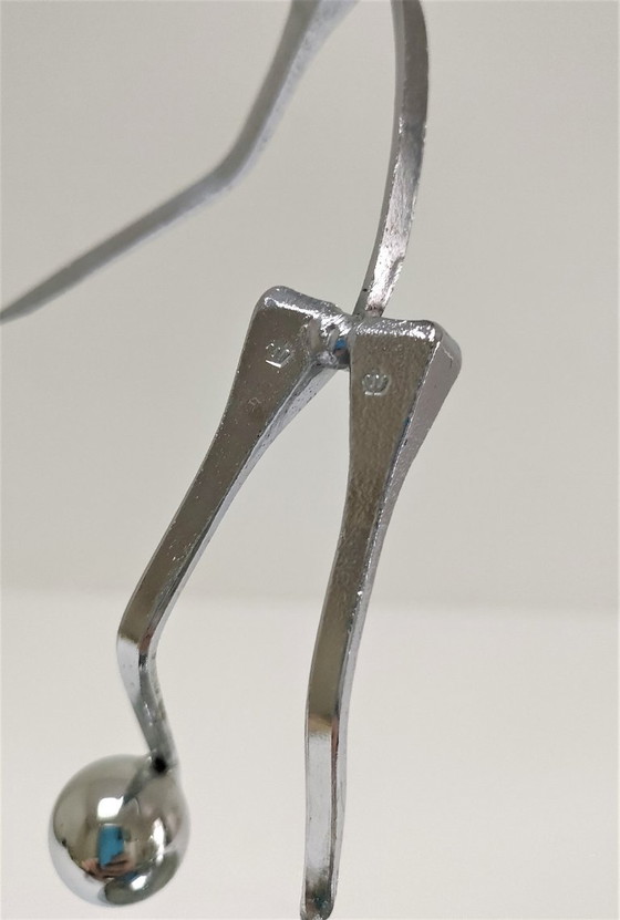 Image 1 of Escultura deportiva de acero con el sello de una corona de orfebre