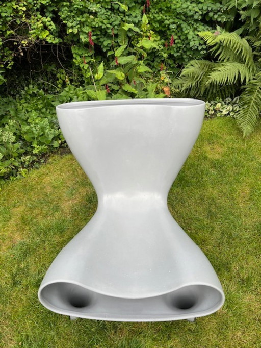 Marc Newson Orgone Chair in kleur grijs 