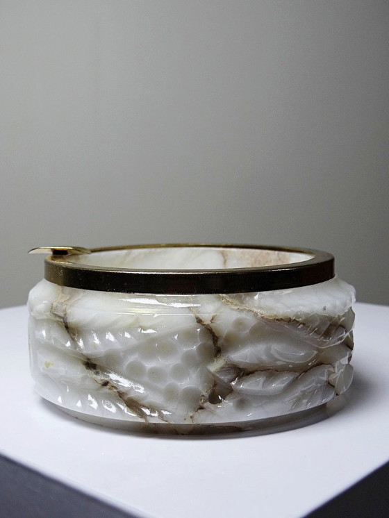 Image 1 of Kleiner, antiker, geschnitzter Alabaster-Aschenbecher aus der Hollywood Regency/Mid-Century-Ära.