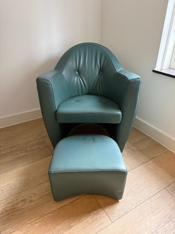 Image 1 of Sillón Leolux Carabita con otomana, tapizado en piel verde oliva.