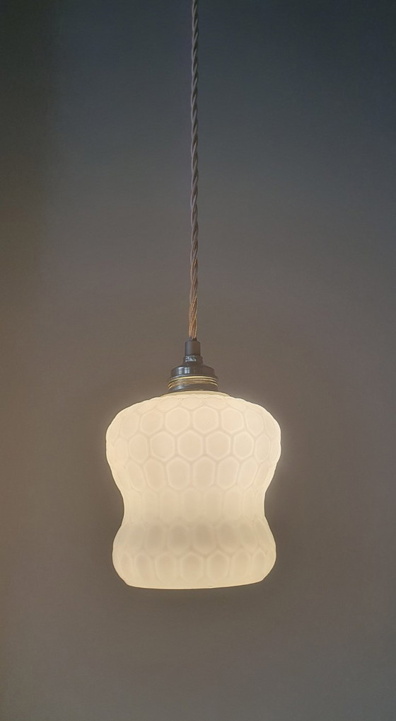 Image 1 of Suspension vintage - verre opalin blanc à texture alvéolée