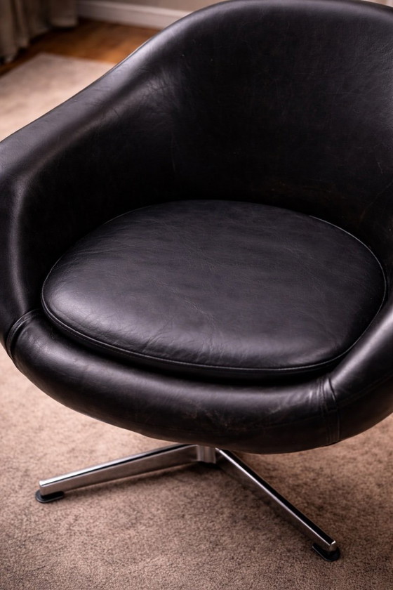 Image 1 of Paire de fauteuils pivotants vintage en similicuir noir avec piètement chromé, datant des années 1980-1990 et en bon état.