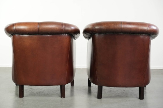 Image 1 of 2x karaktervolle en warme schapenleren clubfauteuil in Engelse chesterfield stijl