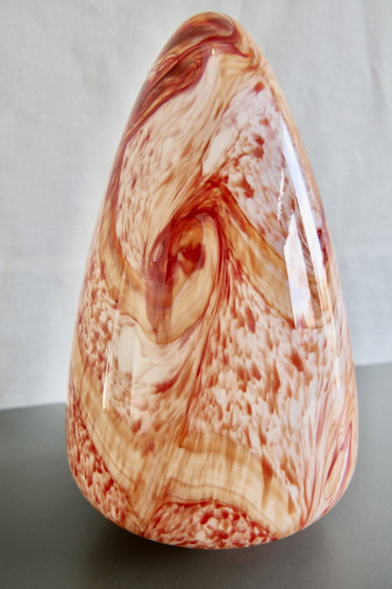 Image 1 of Drie Sfeervolle Druppelvormige Hanglampen van Rood Gemarmerd Opaline Glas