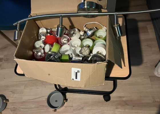 Caja llena de lámparas y focos variados. – Plafones, Plastic (photo 2 of 5)
