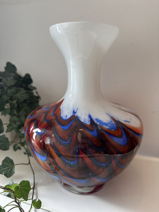 Murano glass vase with swirl