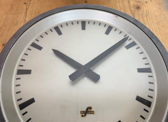 Image 1 of Grijze industriële fabriekswandklok van Elfema, jaren 60.