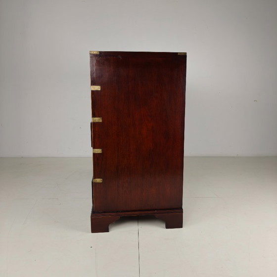 Image 1 of Engelse campagnecommode met messing beslag – 20e eeuw