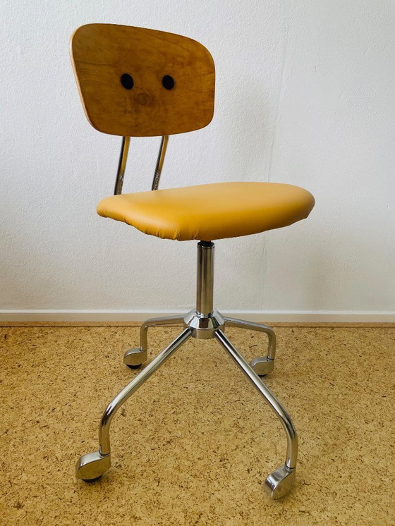 Image 1 of Chaise de bureau pivotante de style rétro vintage