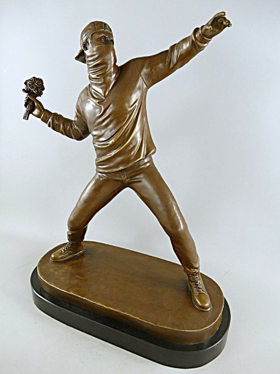 Image 1 of Statua in bronzo di Banksy lanciatore di fiori, modello grande