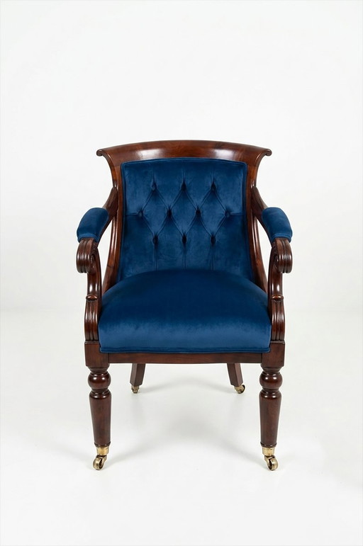 Poltrona Biedermeier con rivestimento in velluto blu