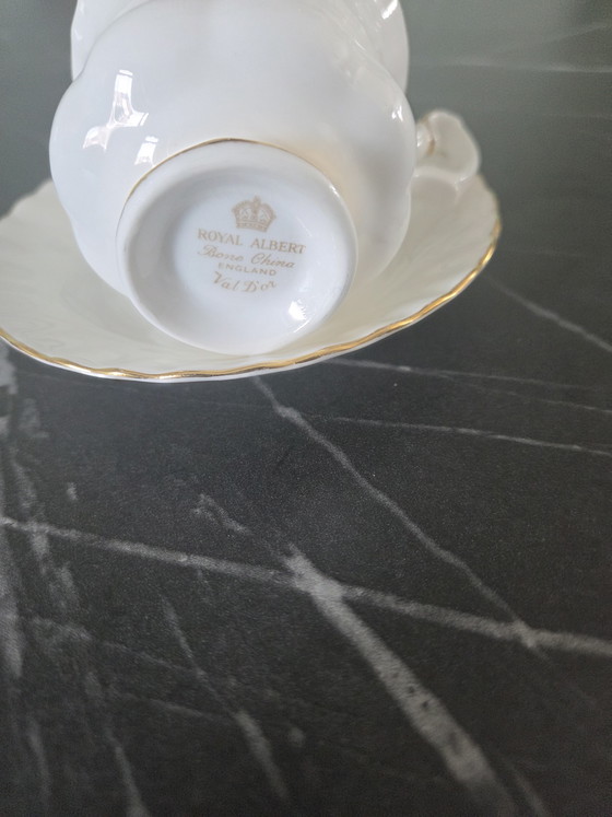 Image 1 of 8 tasses et soucoupes Royal Albert Val d'Or