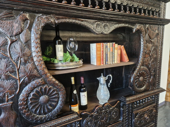 Image 1 of Ancienne armoire buffet gothique sculpture