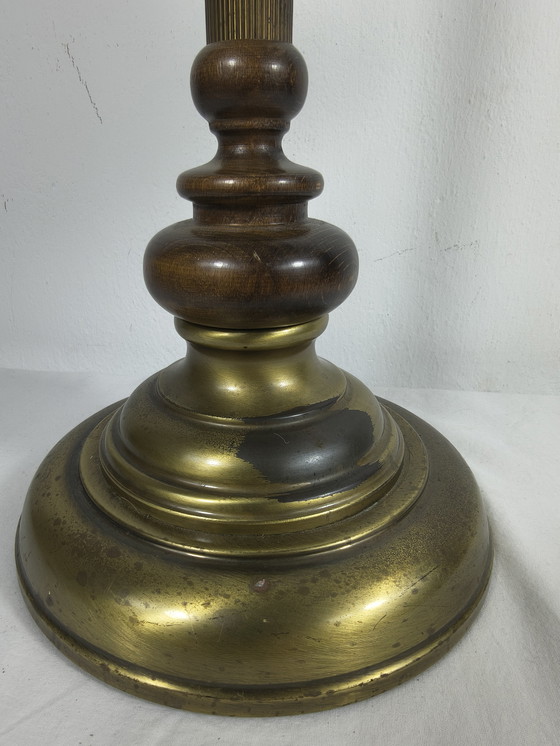 Image 1 of Lampada da tavolo vintage in ottone con paralume in vetro opalino e braccio decorativo classico