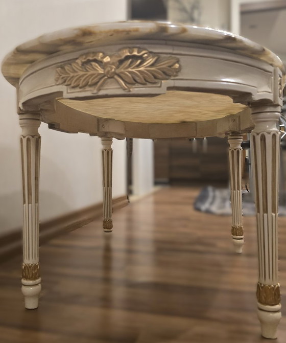 Image 1 of Salonsuite in verguld hout in Lodewijk XVI-stijl: bank, 4 fauteuils en 3 onyxtafels