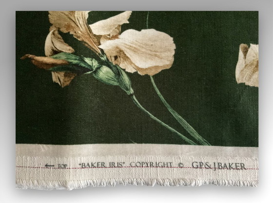 Image 1 of GP & J Baker – Set mit 2 neuen Kissen aus dem Stoff „Baker Iris“ von GP & J Baker.