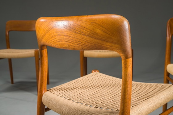 Image 1 of Chaises de salle à manger danoises en teck, modèle 75, par Niels Møller, années 1960, lot de 8