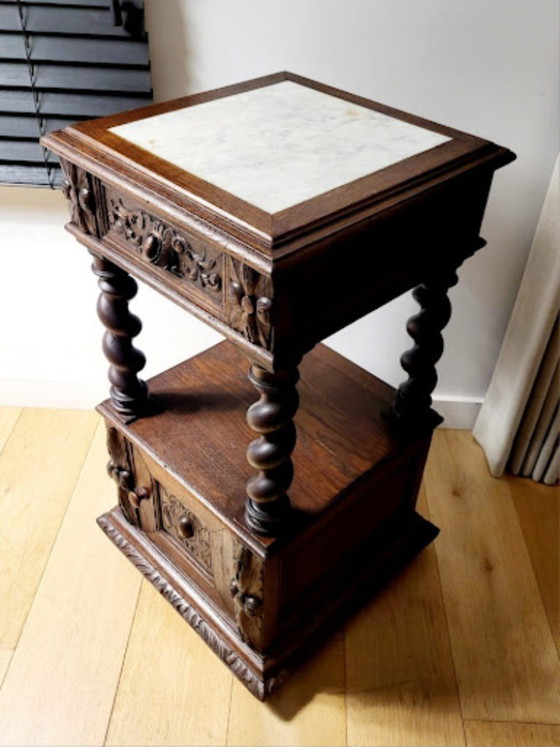 Image 1 of Mesita de noche antigua – Estilo neorrenacentista Luis XIII – Roble y mármol – Siglo XIX
