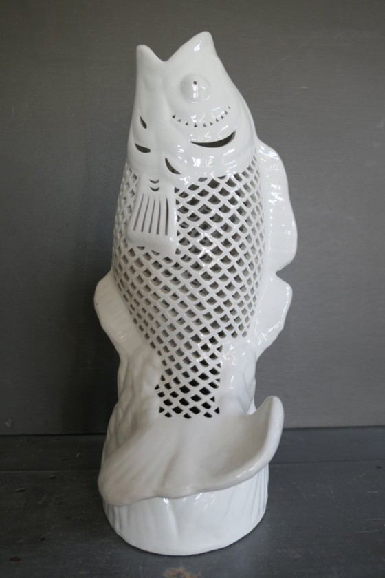Image 1 of Service à poissons vintage en porcelaine blanche, représentant des carpes koï.