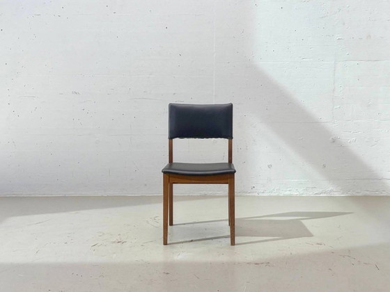 Houten stoelen uit het midden van de 20e eeuw met zwarte bekleding, jaren 60. – Eetkamerstoelen, Wood (photo 14 of 14)