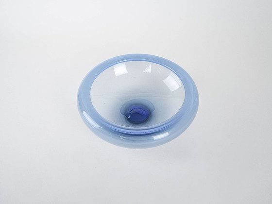 Image 1 of Bol de cristal azul, diseño danés, década de 1960, fabricado por Holmegaard.