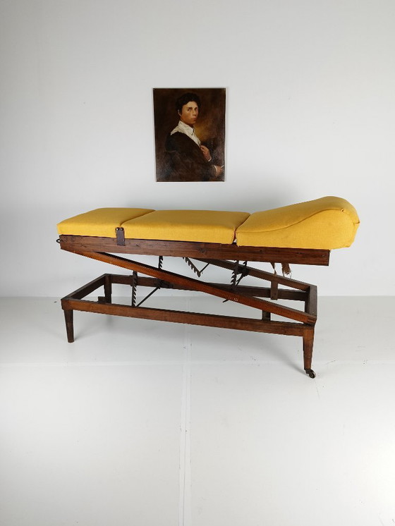 Image 1 of Cama de hospital militar inglesa antigua