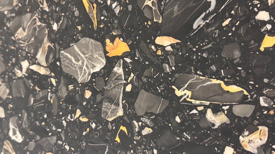 Image 1 of Mesa de diseño exclusiva fabricada en mármol negro – redonda con base facetada, atemporal