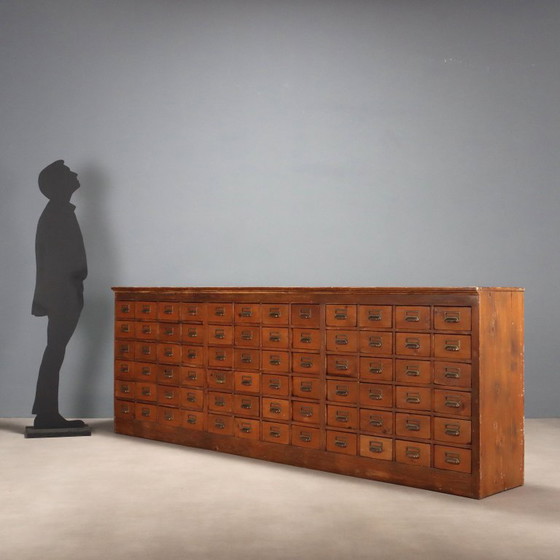 Image 1 of Commode en sapin teinté noyer