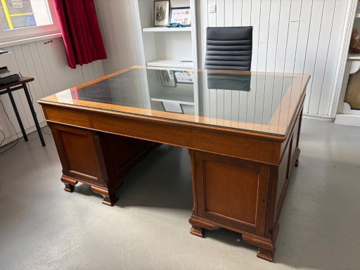 Groot, Engels partnersbureau van hout met glazen blad