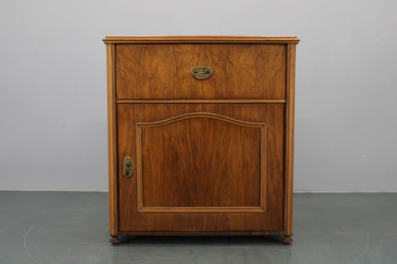 Image 1 of Gabinete antiguo con acabado en nogal, Checoslovaquia