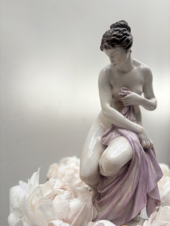 Image 1 of Statue en porcelaine d'une femme au bain
