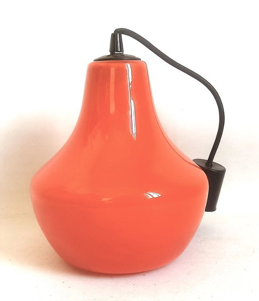Lampada a sospensione in vetro opalino arancione di Peill & Putzler, anni '70, diametro 23,5 cm.
