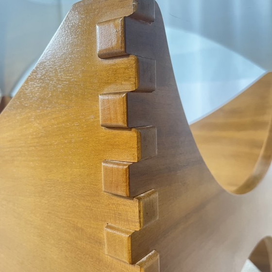 Image 1 of Sculpturale salontafel van mahoniehout en glas – Europa, jaren 70