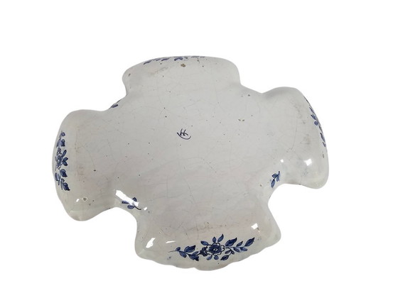 Image 1 of Delfts Blauw  - 'lektas' - geaccoleerde randen en versierd met blauw op wit decor van landschappen en bloemen - 19e eeuw