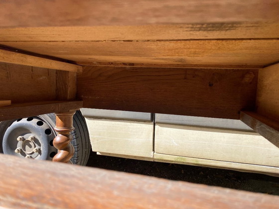 Image 1 of Schreibtisch mit 2 Schubladen im Stil Louis XIII aus Eiche mit gedrehten Beinen 130x65cm