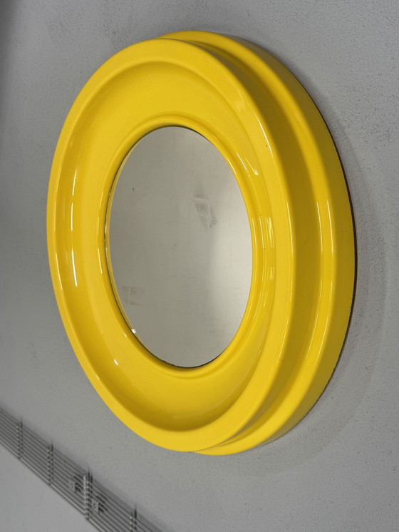 Image 1 of Ronde Gele Spiegel uit de Jaren 70 – in de stijl van Kartell space age 