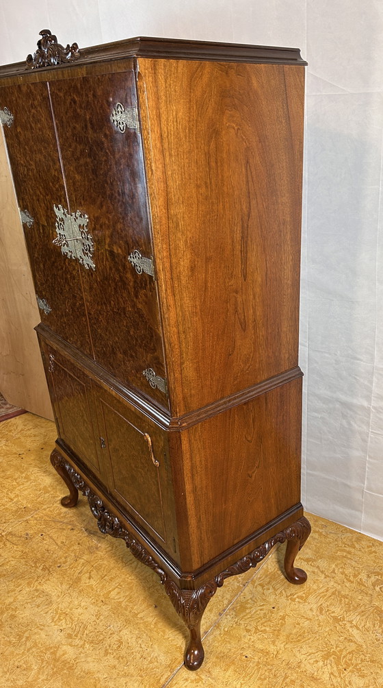 Image 1 of Mid-20th Century Burr Walnut Drinks Cabinet - Art Deco Eleganz trifft Queen Anne Charme