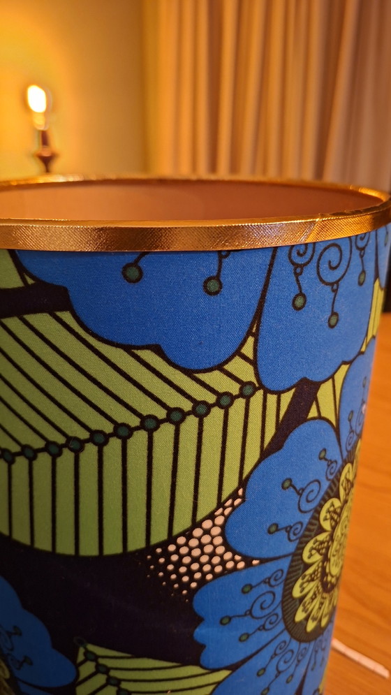 Image 1 of Handgesneden houten lampvoet met nieuwe lampenkap – karaktervol uniek stuk