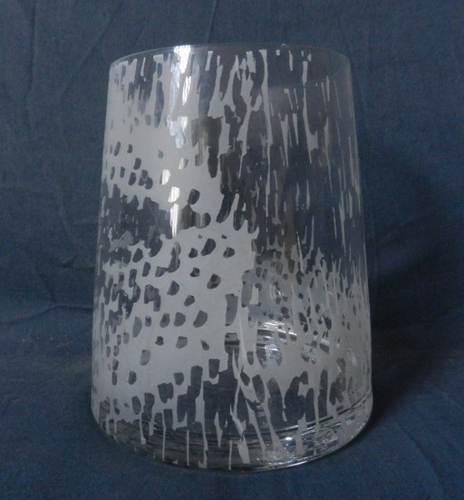Glass vase portrait of Beatrix, designed by Lenneke Saraber for the Ministry of Justice in 2003. – vazen (photo 2 of 7)