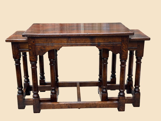 Image 1 of Tables gigognes anciennes en chêne | Style TITCHMARSH & GOODWIN | Chêne jacobéen | Années 1920