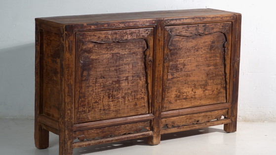Credenza in pino con due ante e pannelli smerlati – Cina, circa 1950 – Credenze (photo 3 of 40)