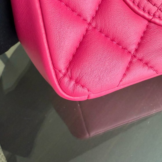 Image 1 of Borsa Chanel Chic Flap Small - 23 cm in pelle di agnello trapuntata rosa acceso con finiture dorate, serie 22